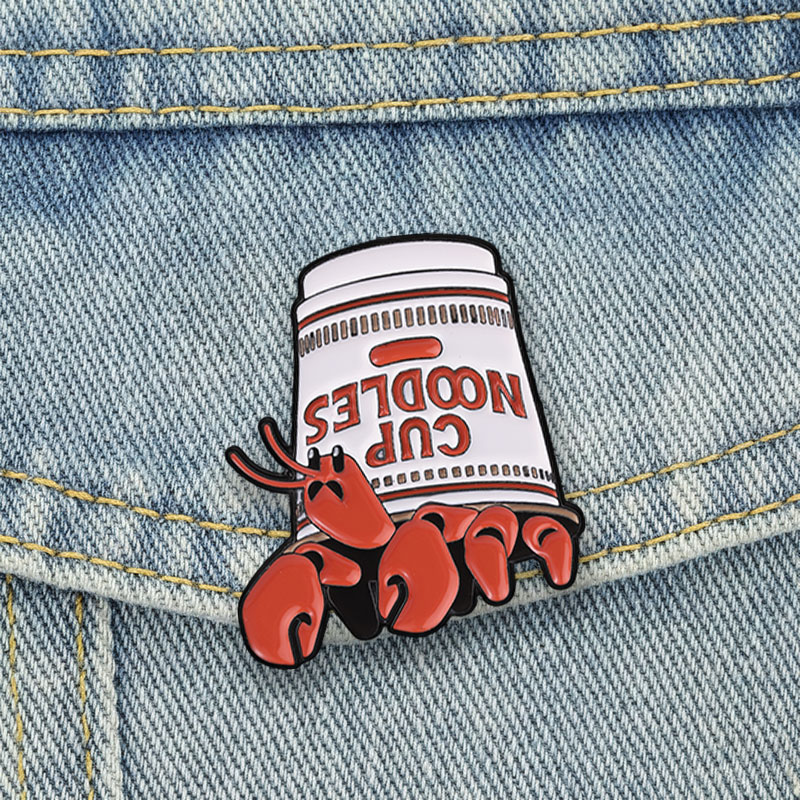 Zinc Food Snacks - ロブスターカップヌードルエナメルピン、フードミームブローチ、かわいいシーフードインスタントヌードルバッジ、レトロ漫画スナックジュエリー、友達へのギフト
