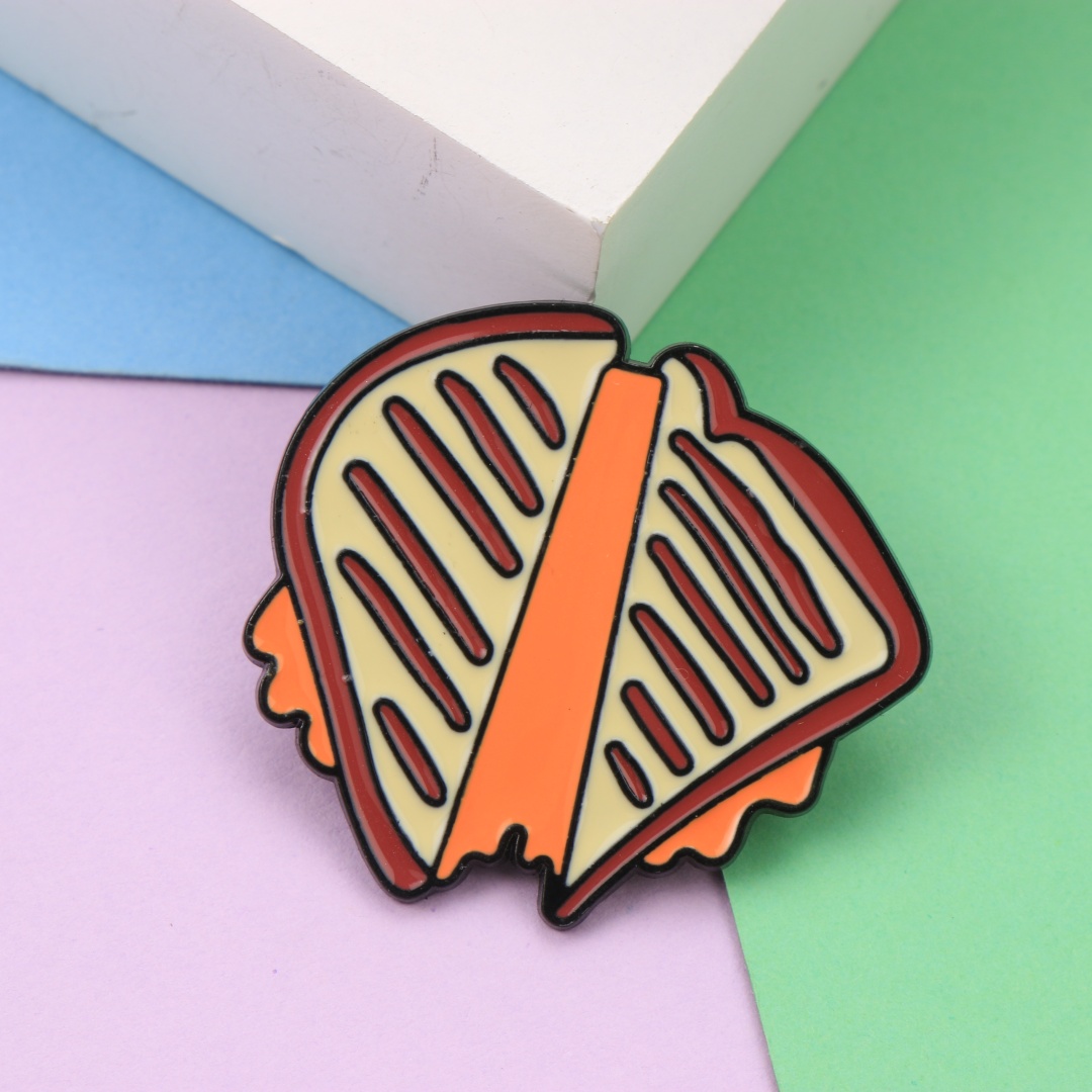 Zinc Food Snacks - 漫画風グリルドチーズトーストエナメルブローチ、一口スナック柄メタルラペルピン、バッグ、帽子、キュートなデイリーデコレーションバッジアクセサリー